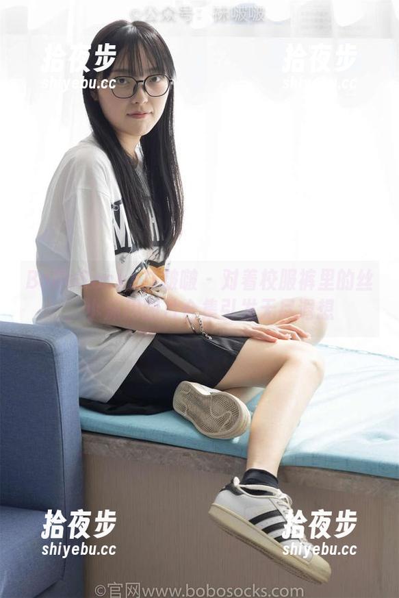 BoBoSocks袜啵啵-小沫 BoBoSocks袜啵啵 - 对着校服裤里的丝,小沫用图片合集引发无尽遐想