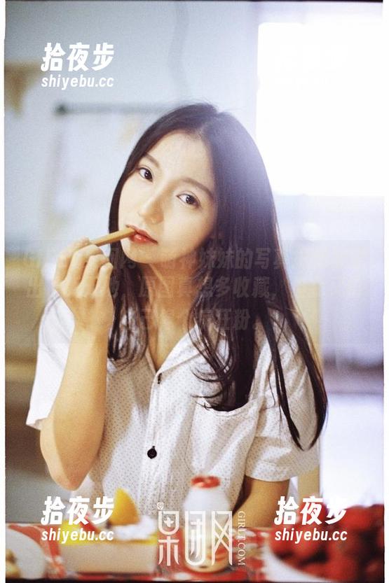 GIRLT果团网-萌神妹妹 GIRLT果团网 - 萌神妹妹的写真把棉袜穿出了新天地,原图真想多收藏,但我又怕自己像个疯狂粉。