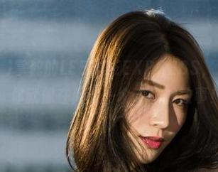 Min.E(민이)掌舵的LEEHEEEXPRESS，观看写真时，你就像在阅读一个滑稽的故事！