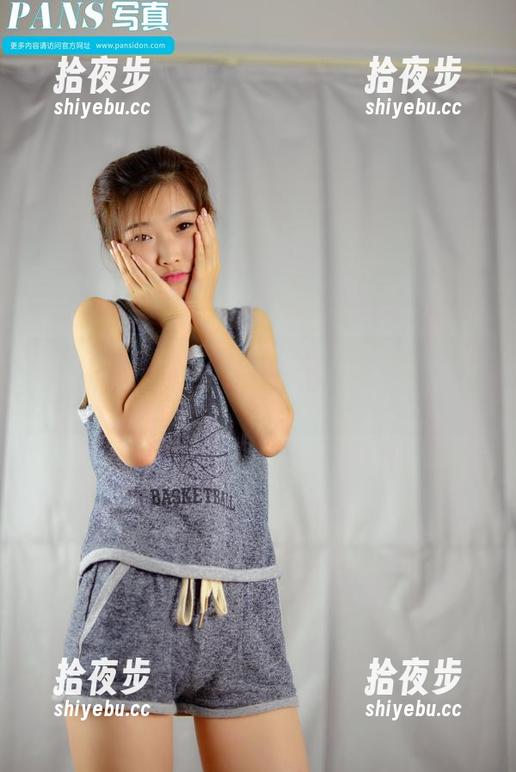 PANS写真-安安 PANS写真 - 照片展现了安安与奶牛似乎有种“最好朋友”的默契。