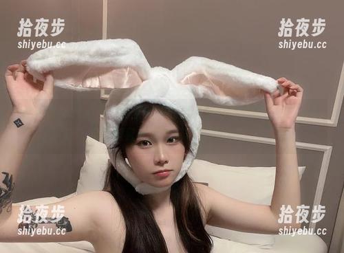 有人说Sira(시라)的圣诞作品像是一场温柔的派对，虽然我可能只想混在后台喝喝饮料。