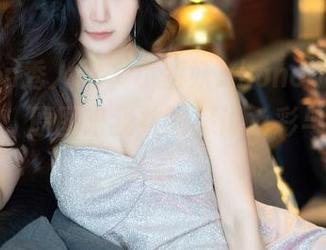 Xiuren秀人网 – 小蛮妖_honey在校服中翻滚，原图陪我共同探讨色彩与形态的交错。