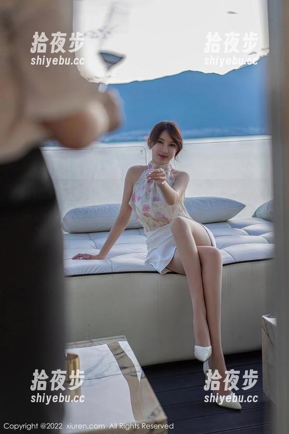 Xiuren秀人网 - 金幼汐Vivian的夏天：必须合并上美食和清凉，写真集里面有滋有味！