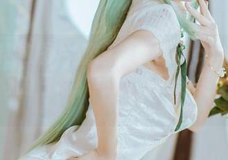 每一张精选图片都像是在说：coser衣衣和紫雨心的日常，可以有多么美好又微妙。