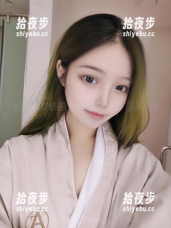 eloise软软在河边的JK时刻：图库里的高清偶然