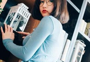 翻页慢一点，yeeun孙乐乐校园写真图册的每一个镜头都让人想多看一会儿