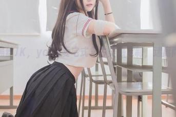 图片中的黑丝JK，yoko夏宅式复古美感定制，迷离而不失优雅。