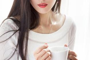 克拉女神 – 菲菲长腿更新：看着看着我自己都开始走路翘腿了…