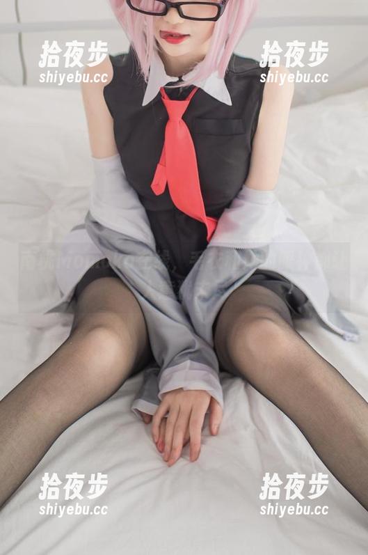 南桃Momoko 南桃Momoko在线,毛衣和她的眼神都让人意犹未尽