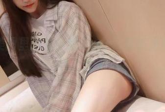 这组美图里的啾小妍Deer，果然是暗夜的迷人女王