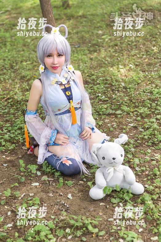 头条女神-JennyR 头条女神 - 似乎什么都能称之为私房写真,JennyR的花与蛇,像在进行一场无声的角力。