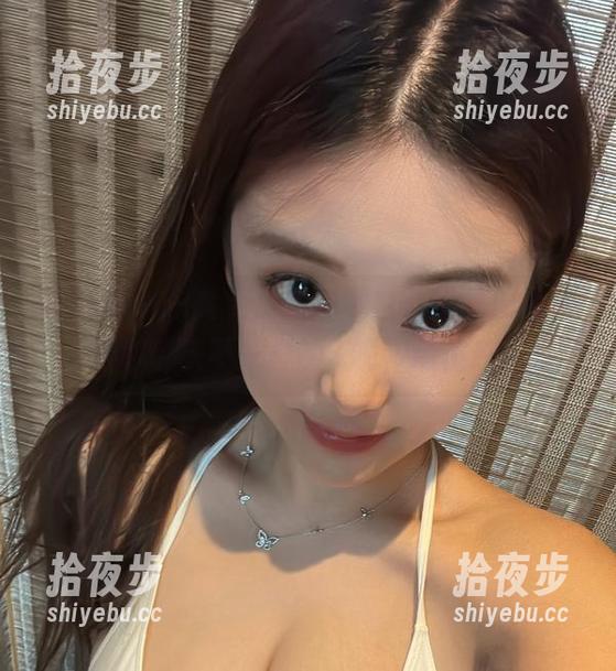 奶雯 微密圈 - 永久免费的奶雯白色蕾丝原图,给你带来不一样的...呃,错位感?