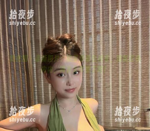 奶雯 微密圈 - 最新图片:奶雯穿着白衬衣,搭配红色内内,简直太可爱了吧!