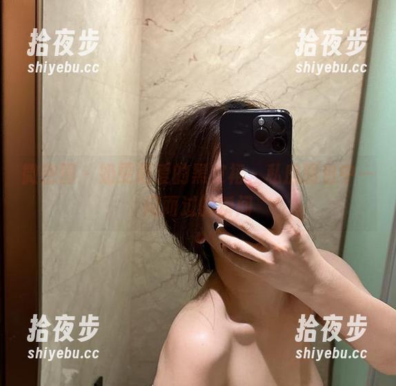 奶雯 微密圈 - 奶雯最爱的黑皮裙,私房图包中一闪而过的瞬间