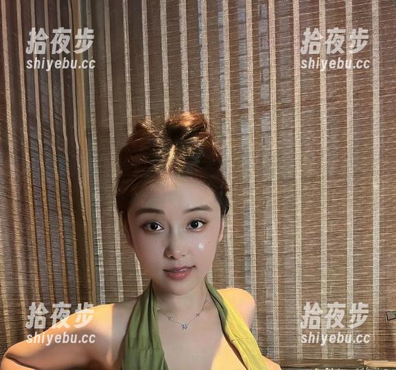 微密圈 - 资源流出：奶雯旗袍私拍，难道不能用眼神消化？