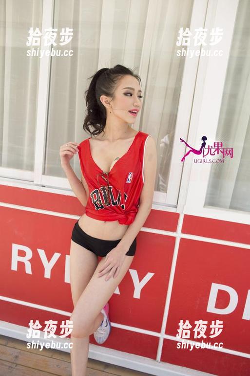 尤果网-王语纯 尤果网 - 短裤写真,王语纯的“随性与优雅”的绝妙交锋!