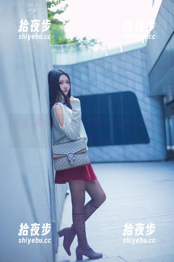 希希_啾 希希_啾!和她姐姐的原图与图片交织,你在前,我在后…