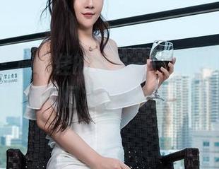 推女神 – 施忆佳的作品——精选的人设，秘书的气质和日常，也太有意思了吧？