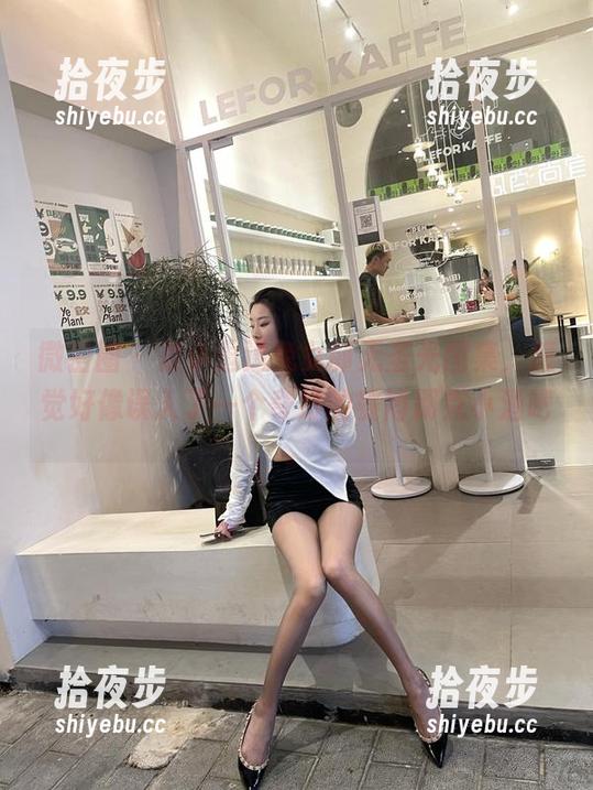 微密圈 - 是小逗逗兔女郎无圣光图集，感觉好像误入了一个奇妙的赛博朋克小酒吧。