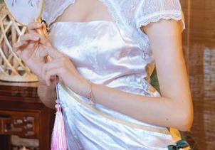 最新写真大揭秘！木棉棉OwO教你如何穿“纯情白裙”，学会了吗？