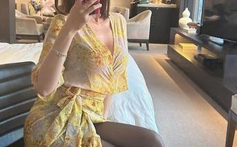 微密圈 – 果儿Victoria的丝袜图包：穿上裤子了没？