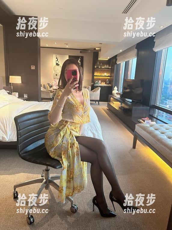 果儿Victoria 微密圈 - 果儿Victoria的丝袜图包:穿上裤子了没?