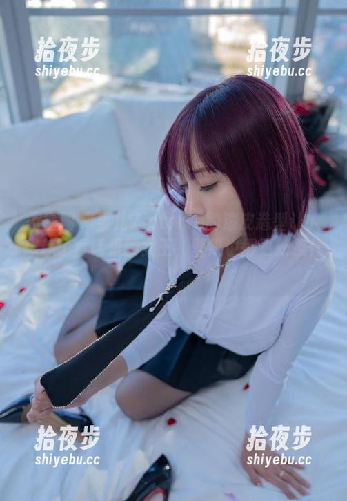 微密圈 - 果儿Victoria的漆皮造型让人想起了童话里的女王，壁纸也得更新换代！