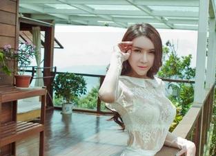 果团网 – Miss琪的新图包来喽！这一袭连衣裙，椰子树下的慵懒，真想一同悠闲一下。