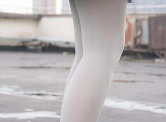 森萝财团福利写真：细腻奶白丝袜，不看会后悔