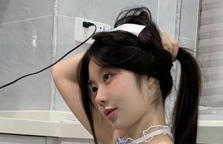 微密圈 – 从没见过这么惊艳的私拍，火龙果羊的红色连体吊带，美图里透着一点点小调皮，嘘。