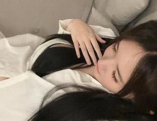 微密圈 – 套图必看，玫桃泡芙的美脚让我想多了。