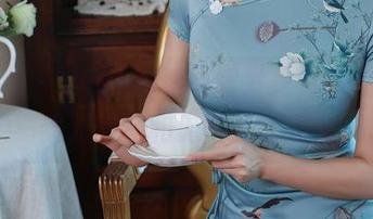 秀人网 – Miko酱借制服发光，彻底颠覆我对美图和无圣光的定义