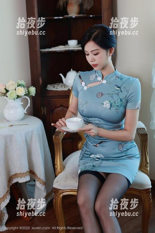 秀人网-Miko酱 秀人网 - Miko酱借制服发光,彻底颠覆我对美图和无圣光的定义