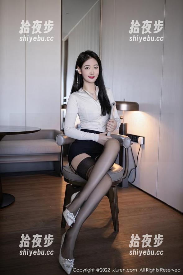 秀人网 - 学妹伍晓丽Shirley的写真合集：说不定她一天选的衣服比我一个月见的朋友还多