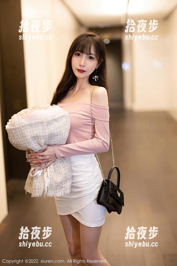 秀人网-何梦兮Stacy 秀人网 - 看,何梦兮Stacy在职业装里的灵动身影!图库分享,让你羡慕得不行!