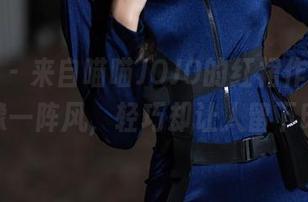 秀人网 – 来自喵喵JOJO的红裙作品，更新就像一阵风，轻巧却让人留下印记。