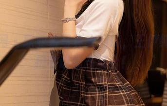 秀人网 – 职业装写真大翻转，王伊纯居然把会议室当舞台！