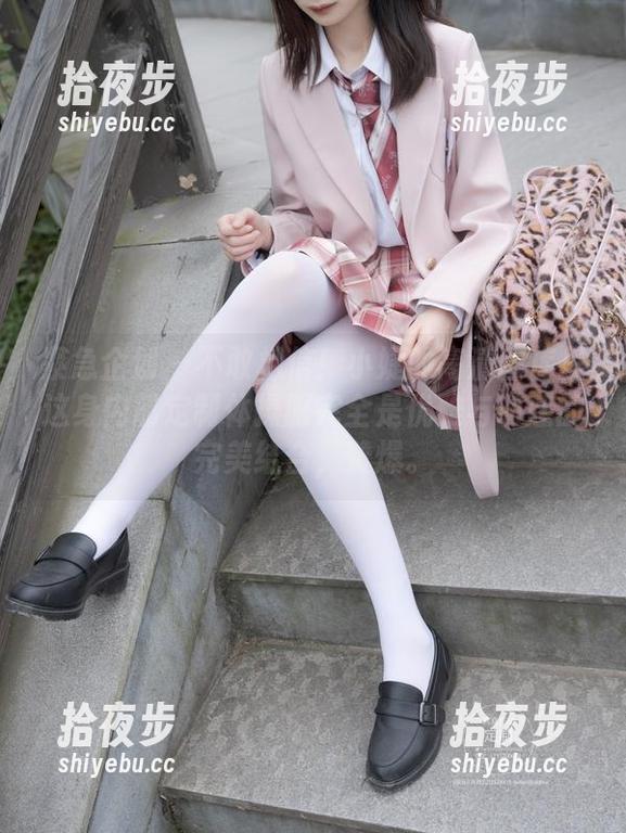 紧急企划 - 不敢相信！小婕的高清图库里这身内部定制体操服完全是优雅与动感的完美结合，赞爆。