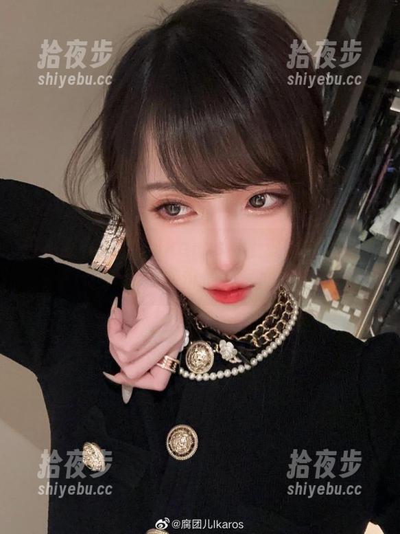 腐团儿Ikaros 当礼服在腐团儿Ikaros身上变得如此迷人,私拍的价值不言而喻
