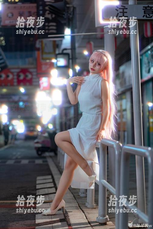 芊芊酱w 免费套图带你一步一步领略芊芊酱w身边的女王气息!