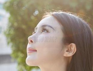 蜜桃社 – 在线对决：冰露的油亮写真，究竟是光滑得冒光还是油腻得发腻？