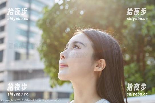 蜜桃社-冰露 蜜桃社 - 在线对决:冰露的油亮写真,究竟是光滑得冒光还是油腻得发腻?