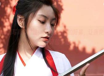 蜜桃社 – 高清写真集速递！小魔女lily的短裤，让我突然想到了那个懒洋洋的午后。