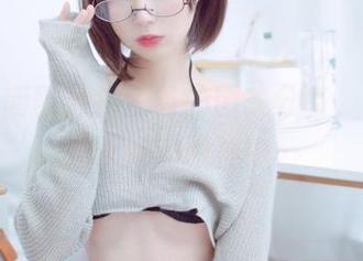 西园寺南歌外拍任务的图集分享，偶尔沉迷于她的眼神中…