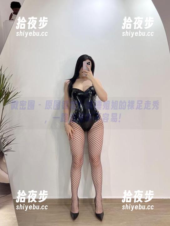 微密圈 - 原图锁定！铁锤姐姐的裸足走秀，一路走来真不容易！