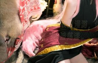 青青子Js的图集：她在泳衣里漫游，像鱼儿在海里翻腾，水波荡漾。