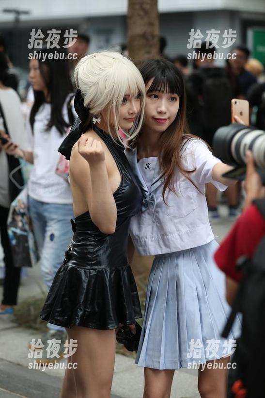 魔镜街拍 - 穿越定制之路的艾小青，带你见证连衣裙写真奇遇。