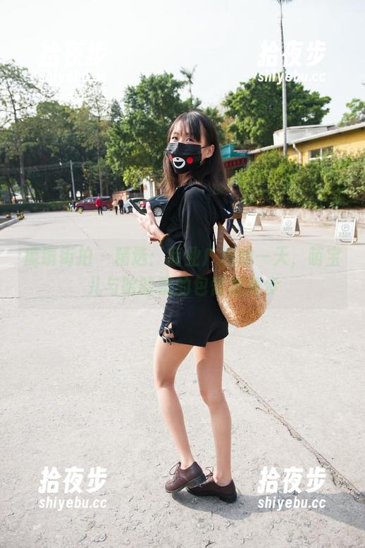 魔镜街拍-萌宝儿 魔镜街拍 - 精选:商业广场的一天,萌宝儿与哈哈镜的包臀裙舞步