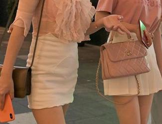 魔镜街拍带来：白色连体衣小姐姐，别问我亮点在哪，原图一看便知！