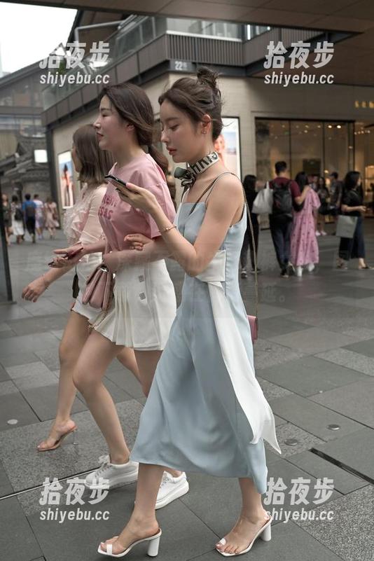 魔镜街拍 魔镜街拍:深藏不露的牛仔热裤女孩,图包下载,诱惑在悄悄蔓延。
